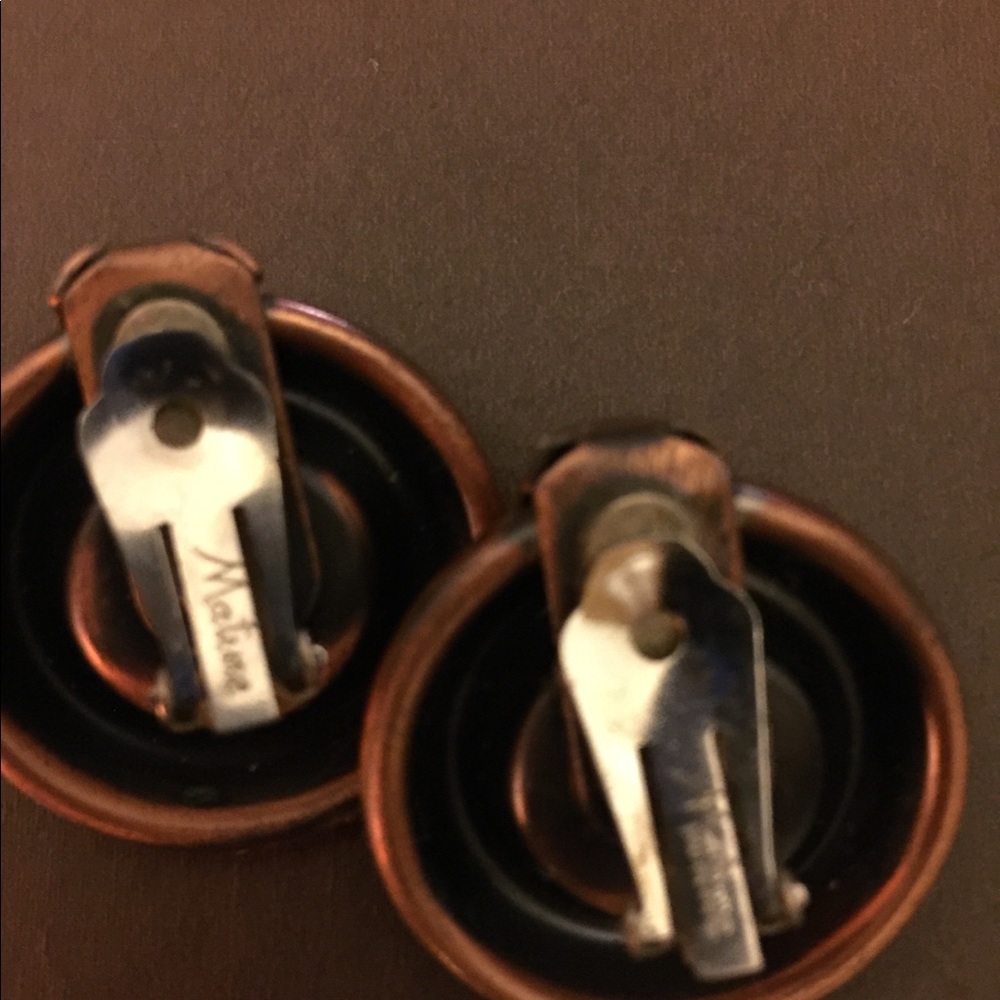 A pair of Matisse earrings clip on - Picture 3 of 4
